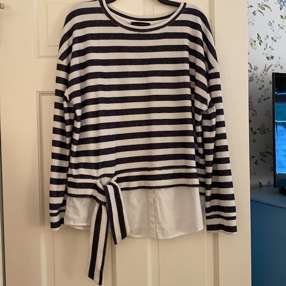 Long sleeve light weight pullover with built in blouse shirt tails. - Picture 3 of 5